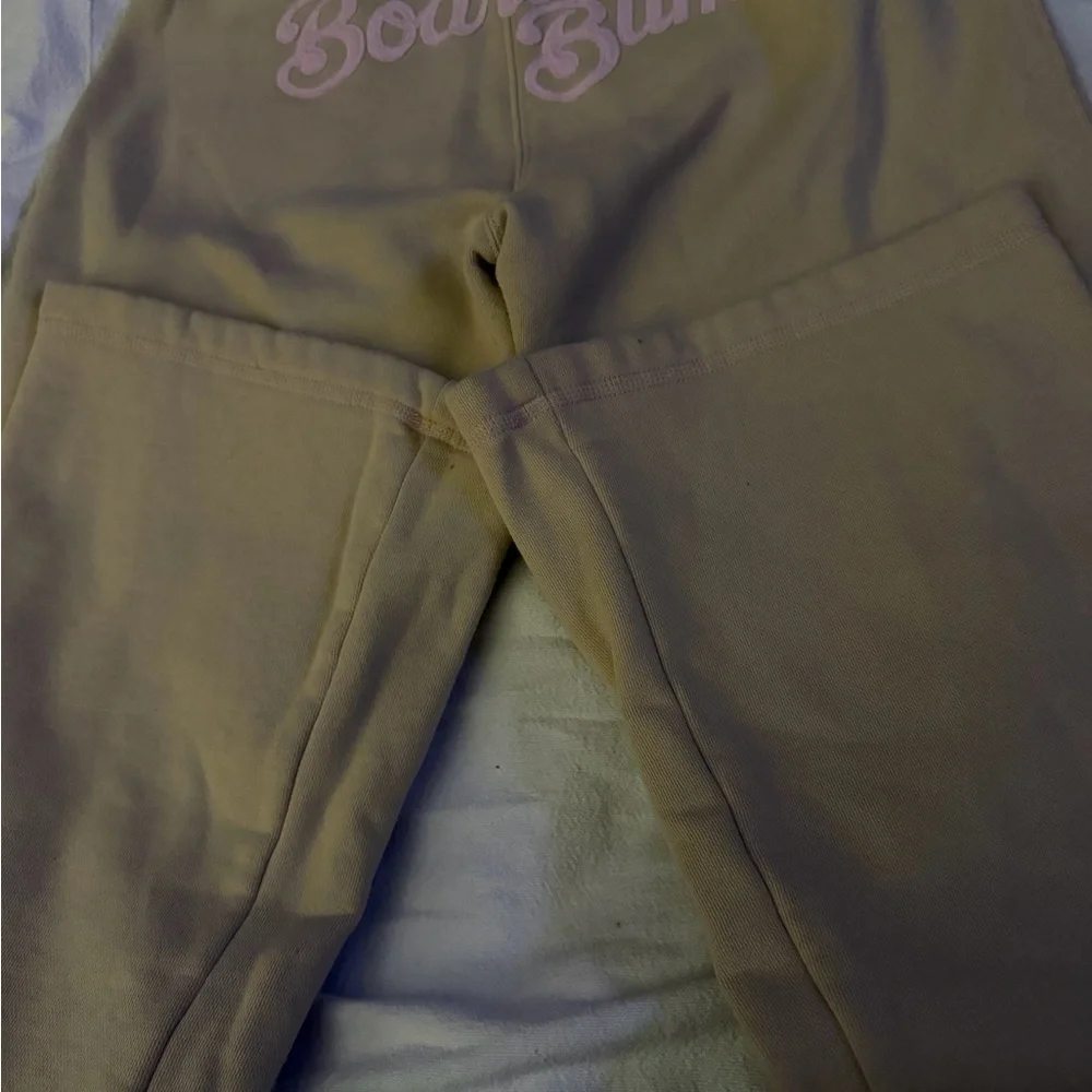 Rare Abercrombie Fitch Tan Sweatpants w/Embellish snowflake & board bum on butt - Picture 5 of 9